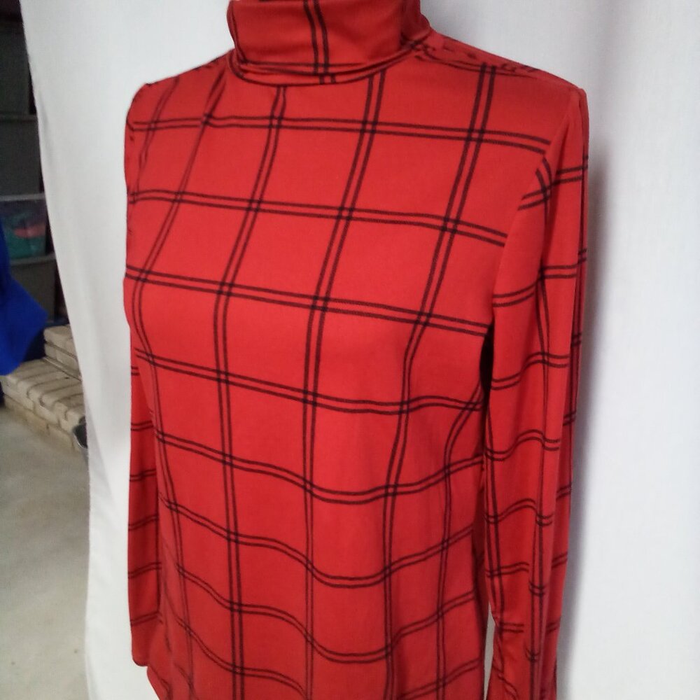 Inner Circle red and black turtle neck M